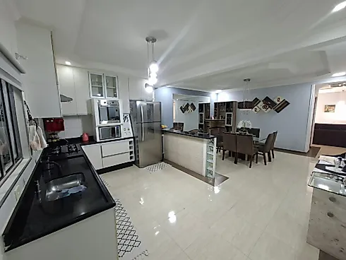 Casa à Venda 4 Quartos (1 Suíte), 6 Vagas, 280m² - Primeiro de Maio, Osasco
