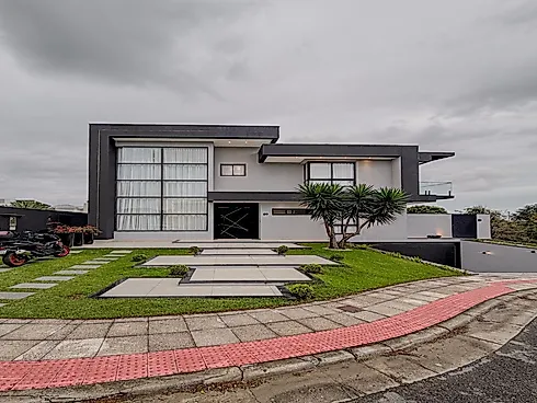 Casa Triplex em Condomínio Fechado