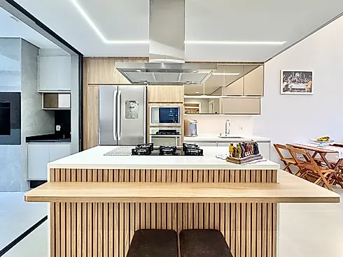 Casa Térrea de Alto Padrão no Umbará | Decorada, Automatizada, Pé-Direito Duplo e 3 Quartos (1 Suíte) - Casa em Umbará, Curitiba - Foto 4