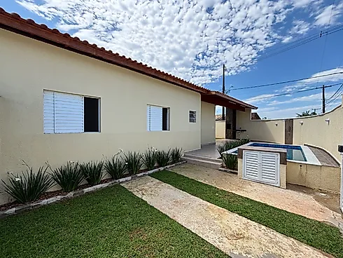 Casa com Piscina 600 Metros da Praia em Itanhaém SP