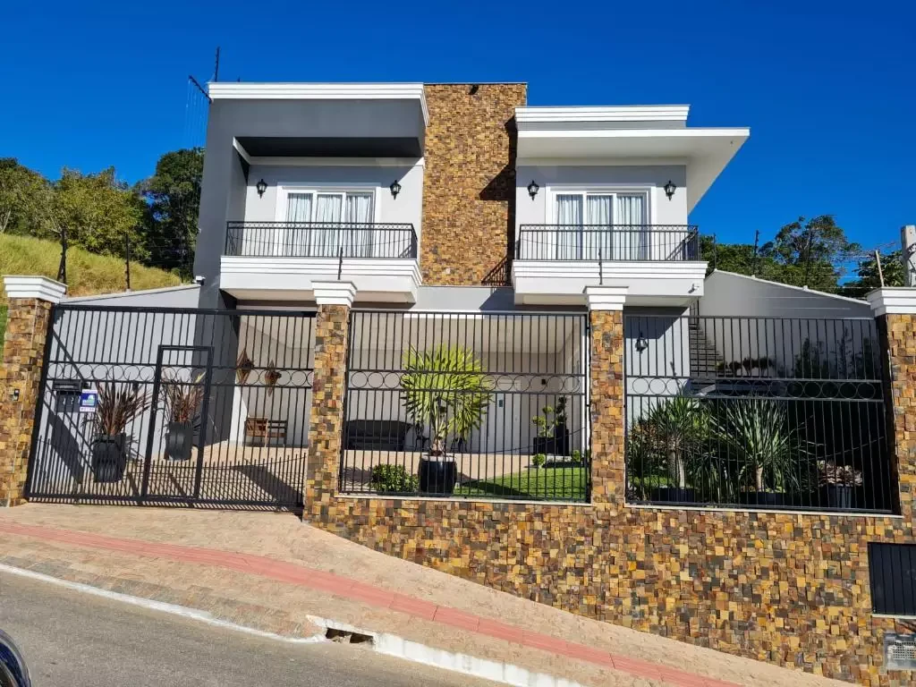 Casa em Pedra Branca, Palhoça. 4 quartos, 250m². Imagem 1 de 28