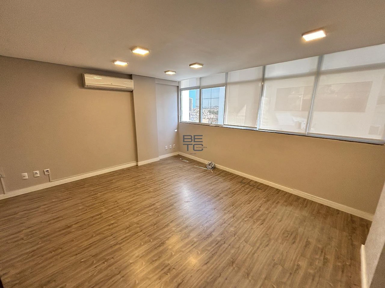 Apenas 240 Mil. Sala Comercial Prox. ao Shopping Via Catarina no Coração do Pagani. Palhoça.sc - Foto 6
