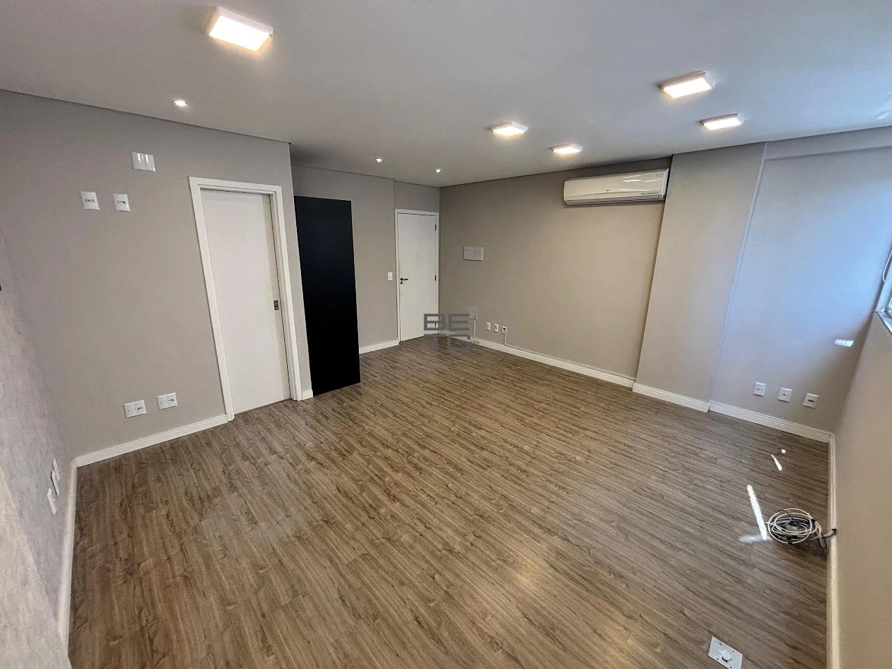 Apenas 240 Mil. Sala Comercial Prox. ao Shopping Via Catarina no Coração do Pagani. Palhoça.sc - Foto 8