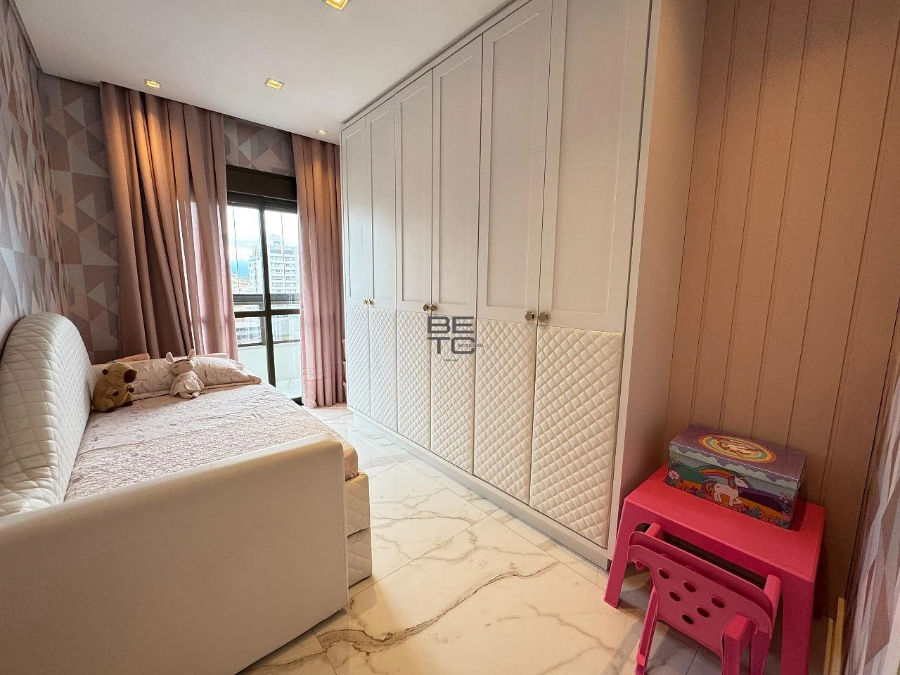 Apartamento à Venda, 3 Dormitórios sendo 1 Suíte- Finamente Mobiliado - Foto 9