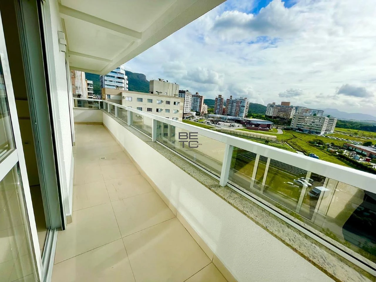 Apartamento 03 Quartos sendo 1 Suíte - Varanda - 01vaga