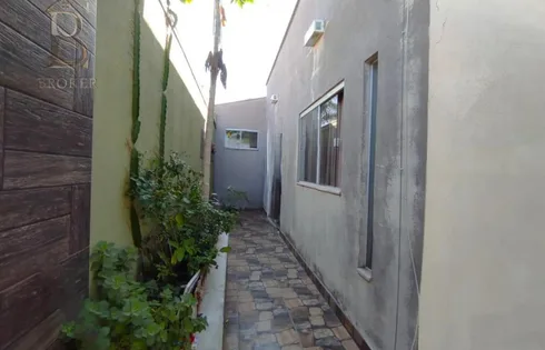 Casa em Conjunto Habitacional Lindomar Gomes de Carvalho, Marília