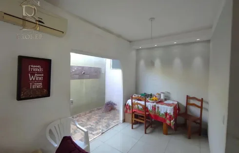 Casa em Conjunto Habitacional Lindomar Gomes de Carvalho, Marília