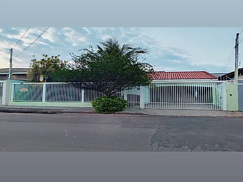 Casa 3 Quartos com 1 Suíte e 190m² - Jóquei Clube