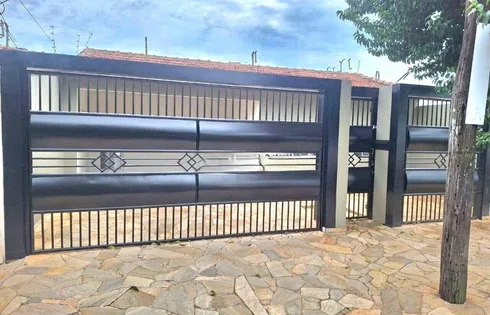 Casa em Núcleo Habitacional Costa e Silva, Marília