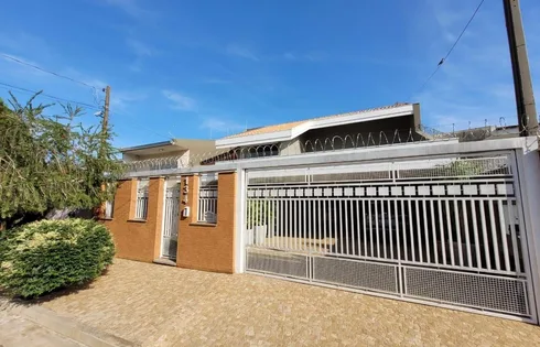 Casa 3 Quartos com 3 Suítes e 360m² - Jardim São Francisco