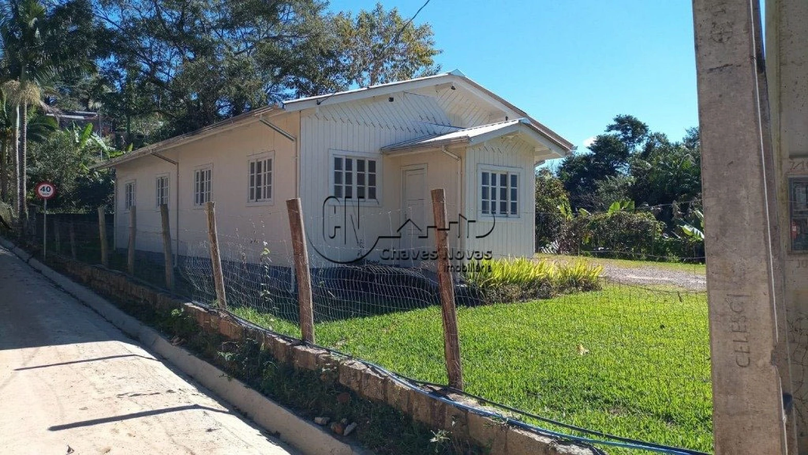 Terreno de 687m² com Casa de Madeira em Palhoça
