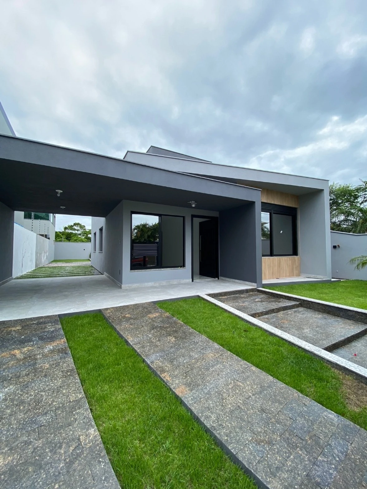 Casa à Venda com Piscina na Praia de Fora em Palhoça