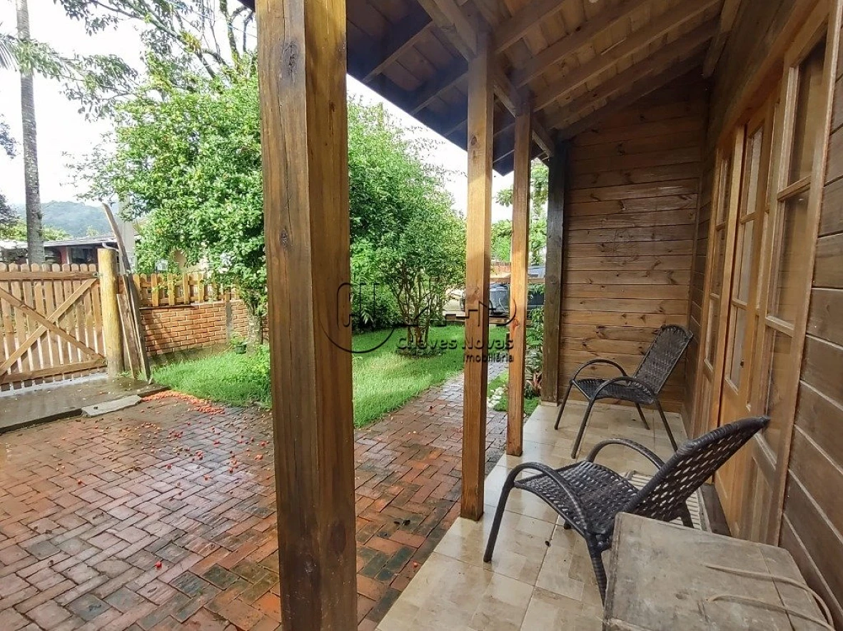 Casa a Venda com 3 Quartos em Santo Amaro da Imperatriz