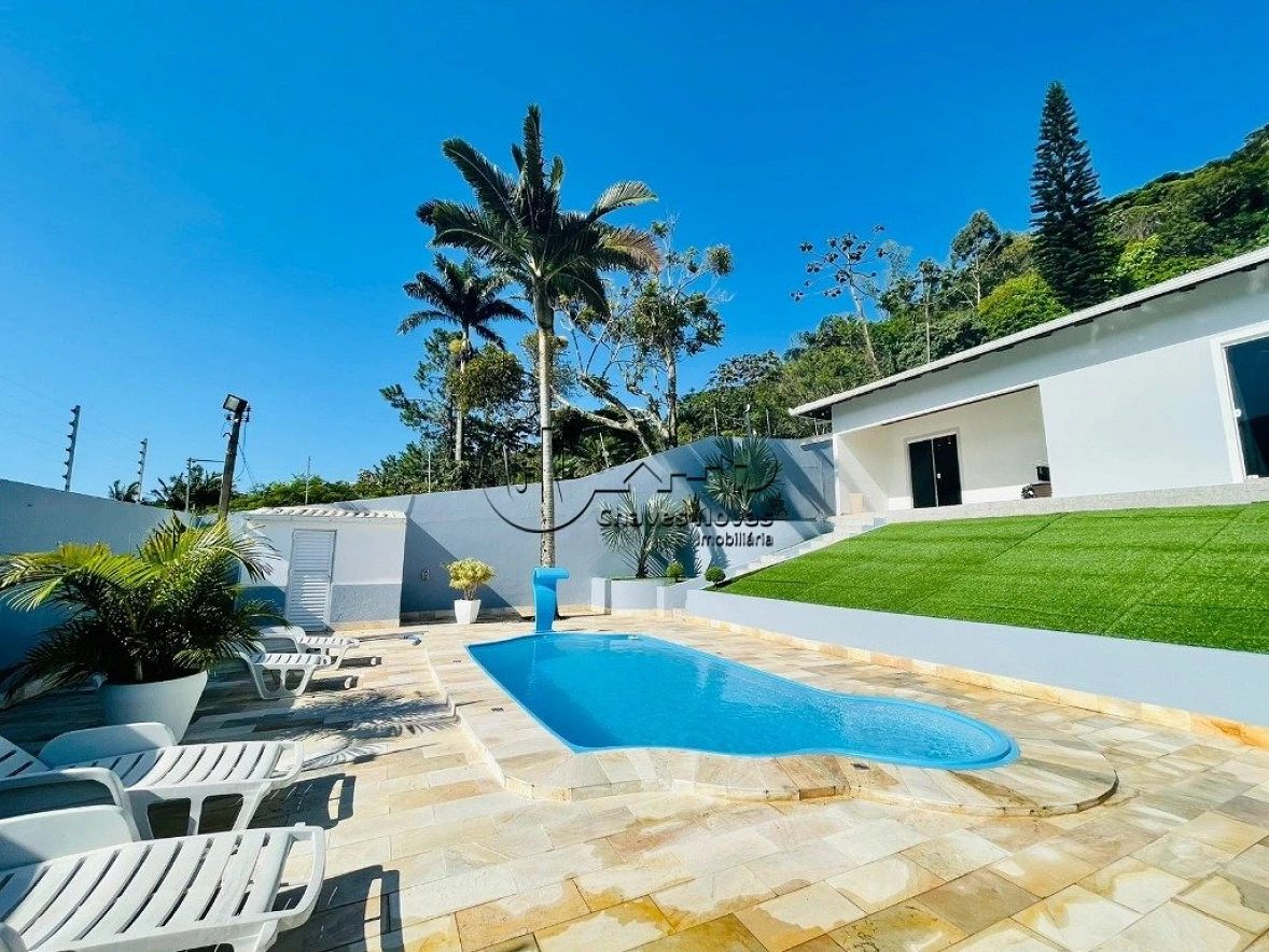 Casa a Venda com Piscina na Praia de Fora em Palhoça