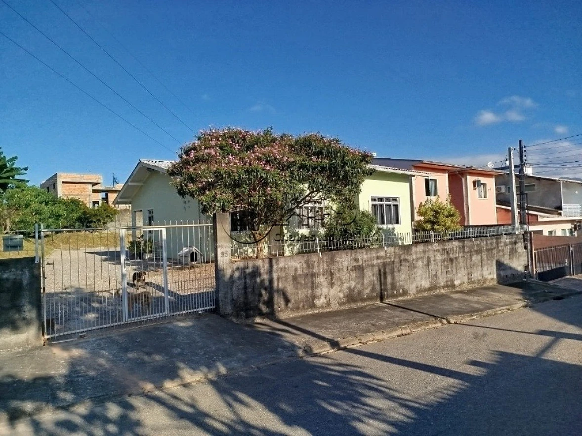 Casa a Venda Semimobiliada Unifamiliar com Amplo Terreno no Madri, Palhoça