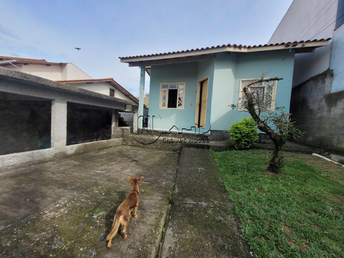 Casa a Venda com Dois Dormitórios e Edícula no Bairro Madri em Palhoça