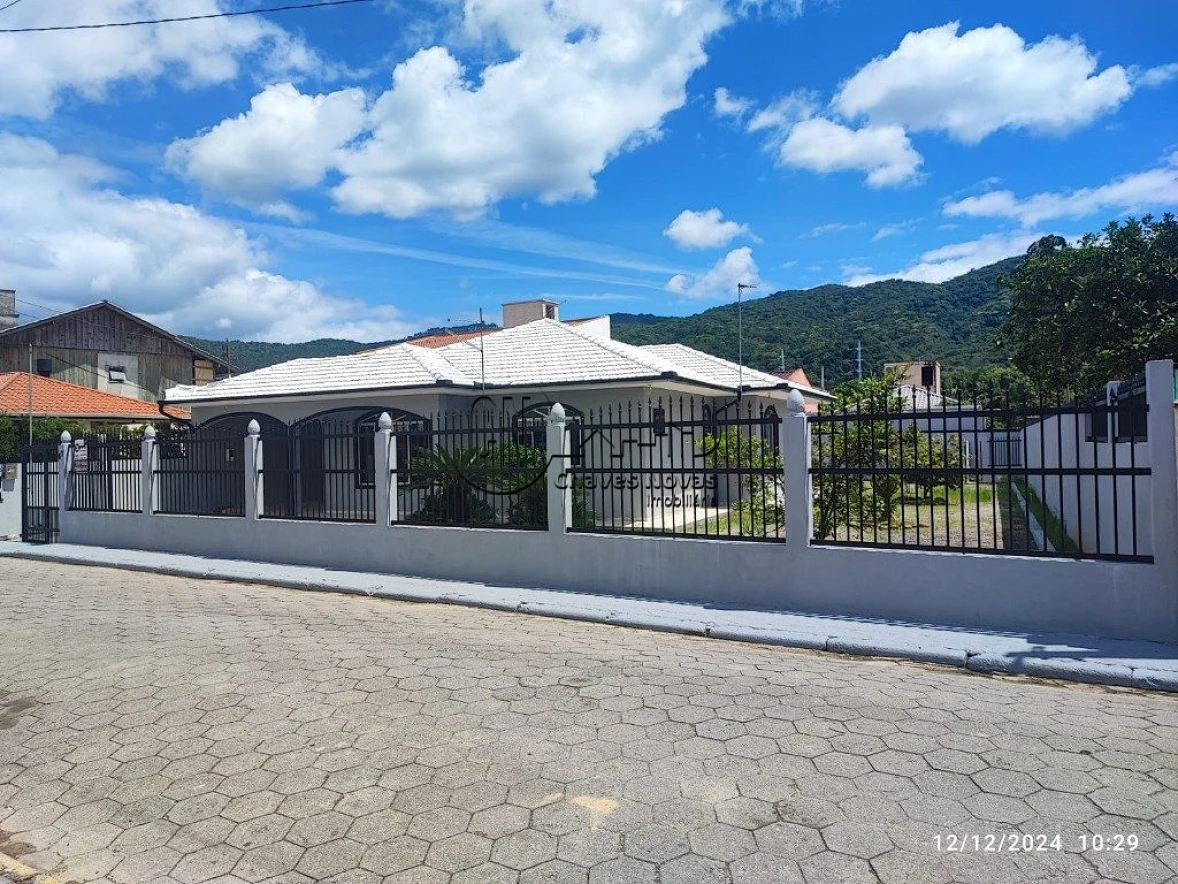 Casa com 03 Quartos no Bairro São Sebastião em Palhoça