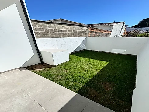 Sobrado geminado em Potecas, São José