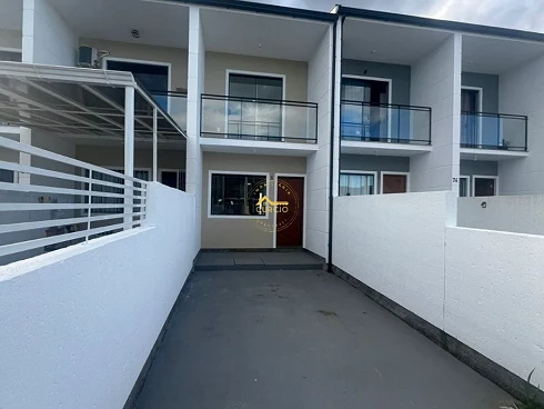 Sobrado geminado em Potecas, São José