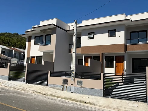 Sobrado geminado em Potecas, São José