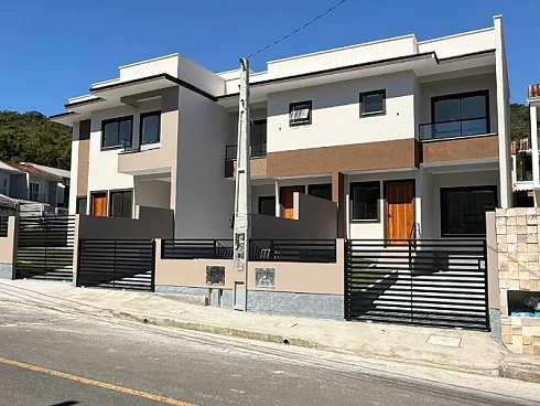 Sobrado geminado em Potecas, São José