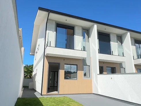 Sobrado geminado em Aririú, Palhoça