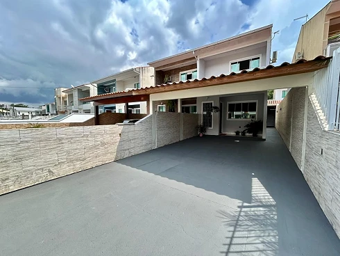 Sobrado geminado em Potecas, São José