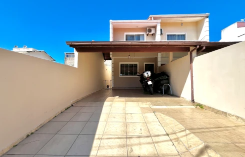 Sobrado geminado em Forquilhas, São José