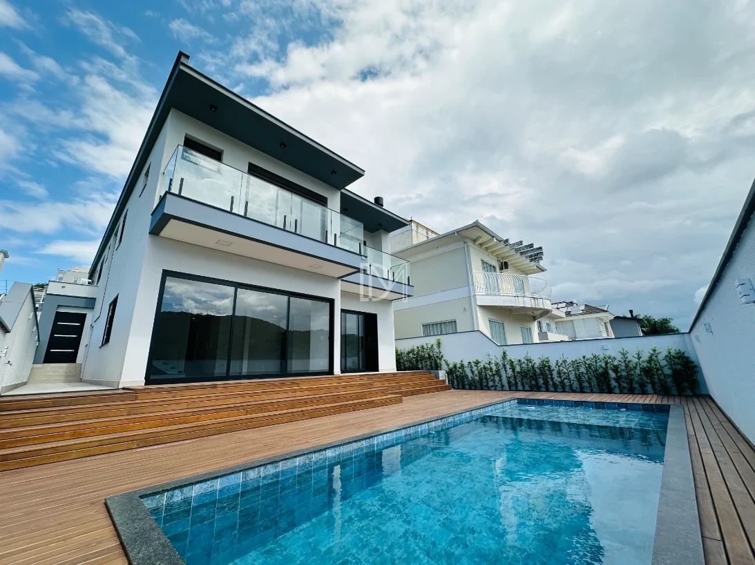 Casa com 299m², 3 dormitórios sendo 2  suítes na Pedra Branca