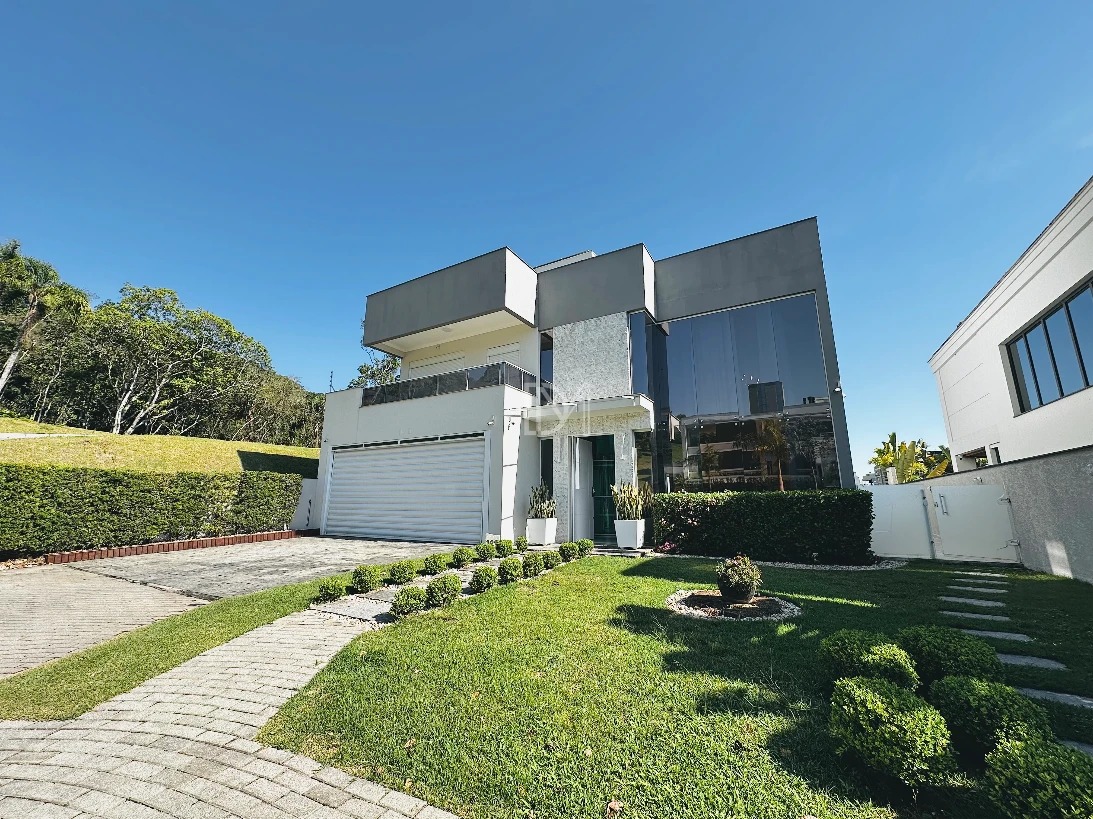 Casa com 3 suítes sendo a máster com closet no condominio Parque da Pedra