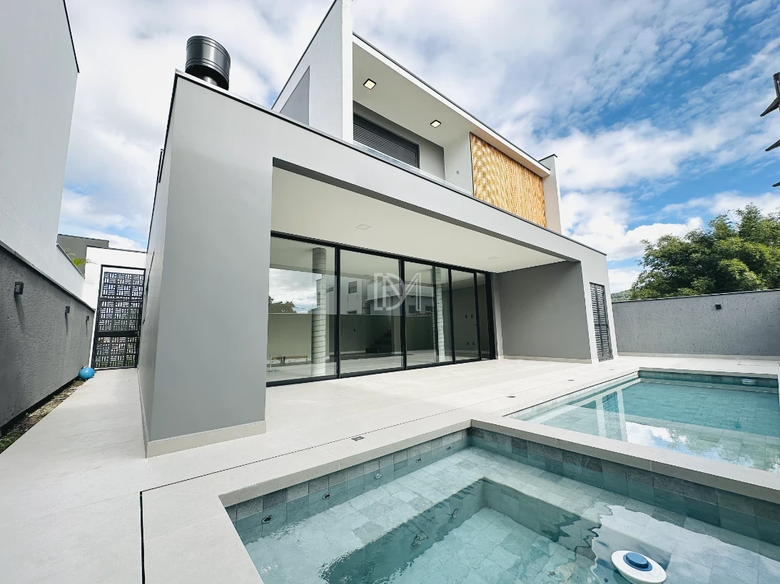 Casa com 330m²,  3 suítes com closet e home office na Pedra Branca