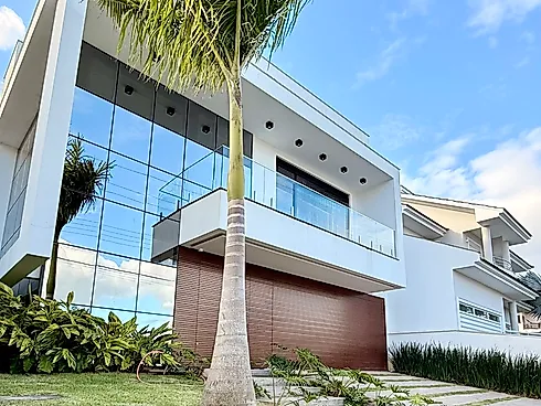 Casa na Pedra Branca, com 344m², 3 Suítes + Lavabo e 2 Vagas de Garagem
