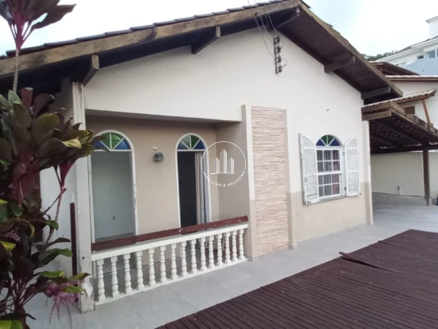Casa em Ponta de Baixo, São José. 4 quartos, 206m². Imagem 2 de 28