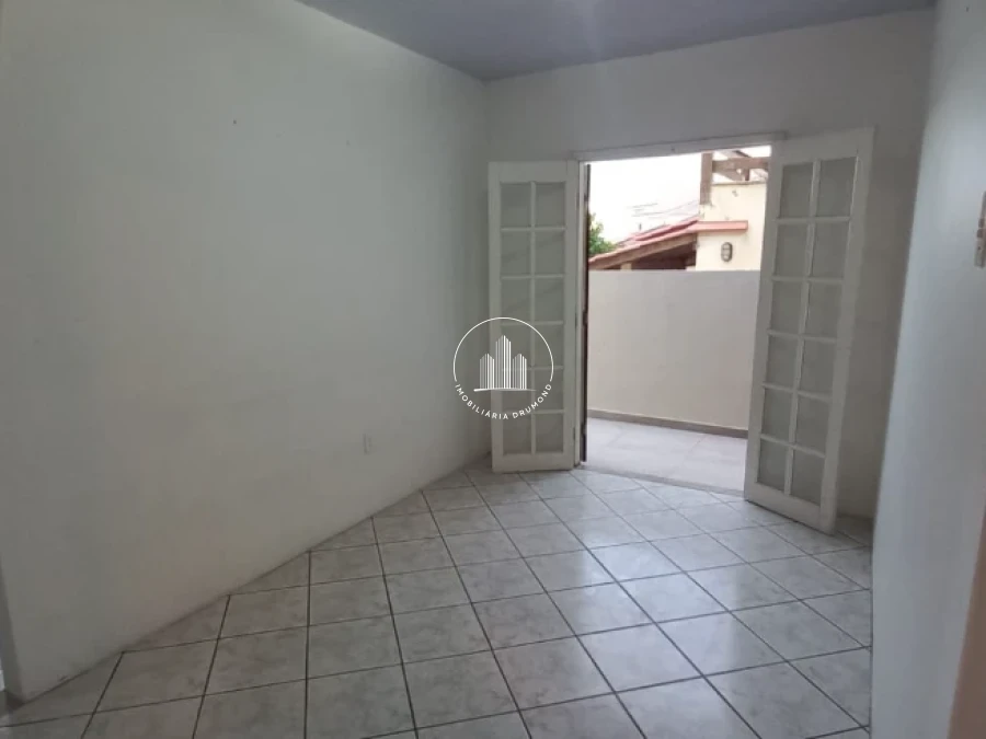 Casa em Ponta de Baixo, São José. 4 quartos, 206m². Imagem 5 de 28