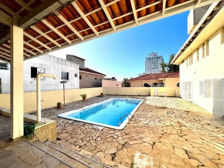 Casa em Agronômica, Florianópolis. 3 quartos, 251m². Imagem 1 de 29