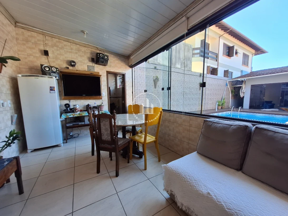 Casa em Ponta de Baixo, São José. 3 quartos, 153m². Imagem 10 de 37