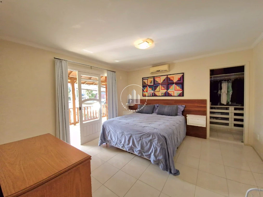 Casa em Fazenda Santo Antônio, São José. 3 quartos, 241m². Imagem 39 de 49