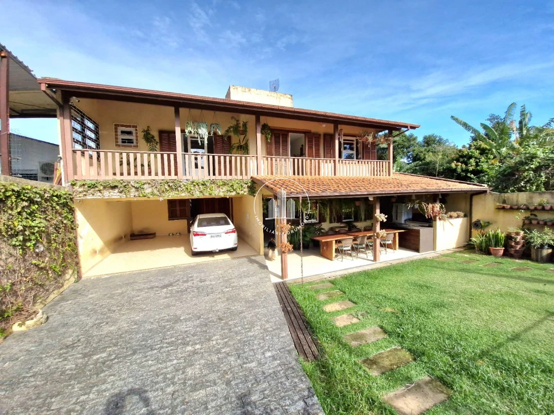 Casa em Fazenda Santo Antônio, São José. 3 quartos, 241m². Imagem 2 de 49