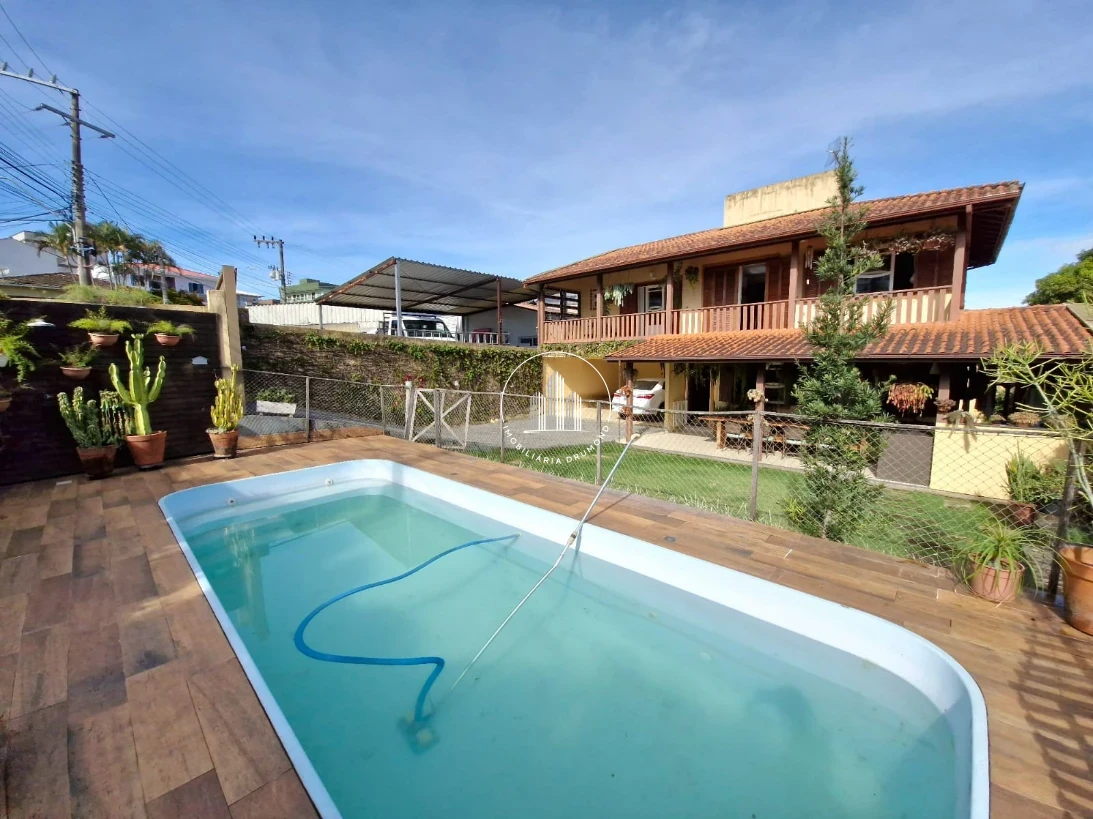 Casa em Fazenda Santo Antônio, São José. 3 quartos, 241m². Imagem 1 de 49