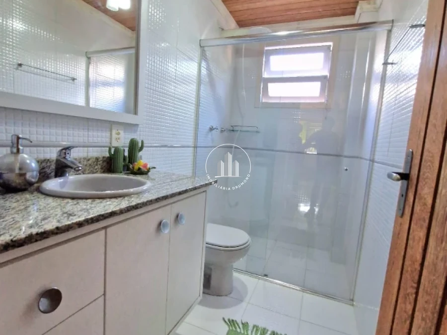 Casa em Fazenda Santo Antônio, São José. 3 quartos, 241m². Imagem 38 de 49