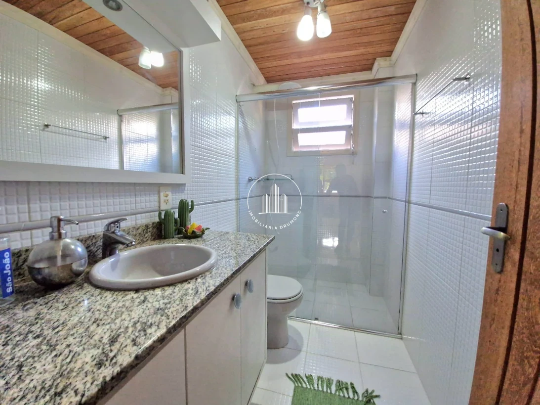 Casa em Fazenda Santo Antônio, São José. 3 quartos, 241m². Imagem 37 de 49