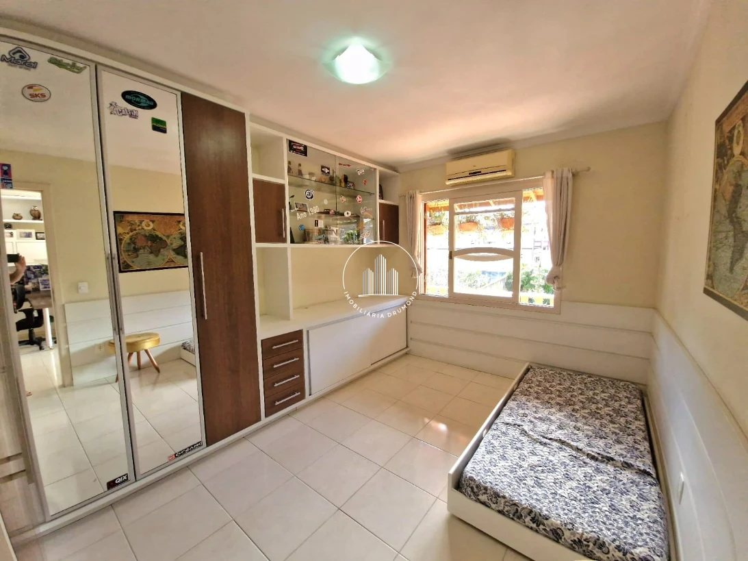 Casa em Fazenda Santo Antônio, São José. 3 quartos, 241m². Imagem 34 de 49
