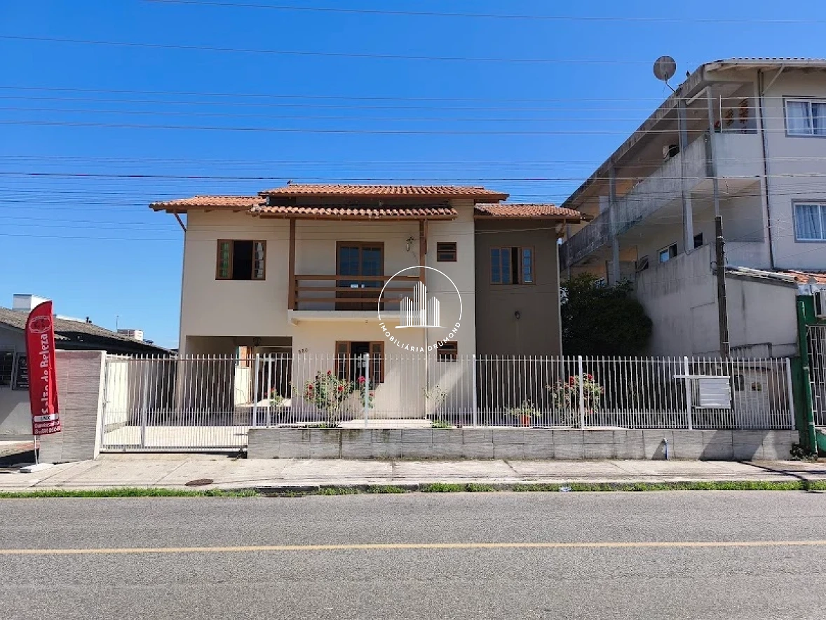 Casa em Forquilhinha, São José. 4 quartos, 205m². Imagem 1 de 37