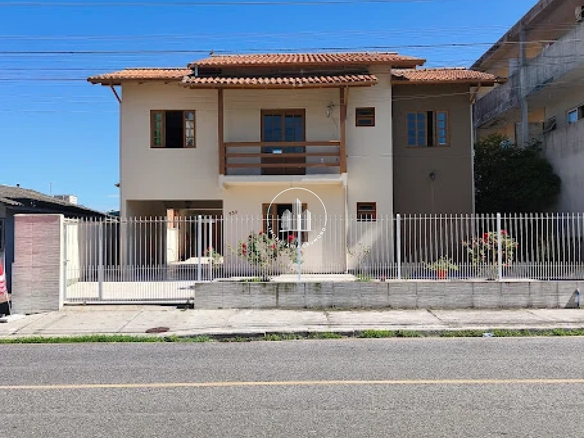 Casa em Forquilhinha, São José. 4 quartos, 205m². Imagem 2 de 37