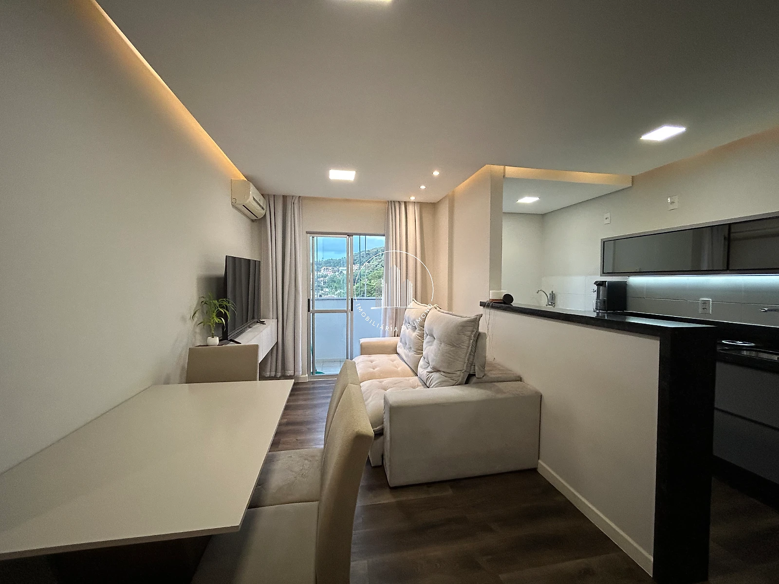 Apartamento em Ponta de Baixo, São José. 2 quartos, 61m². Imagem 2 de 36