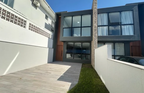 Sobrado geminado em Forquilhas, São José
