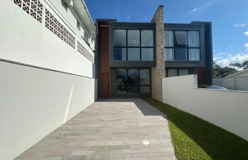Sobrado geminado em Forquilhas, São José