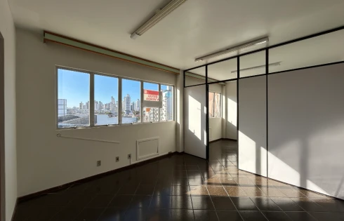 Escritório/Sala com 0 quartos em Kobrasol, São José