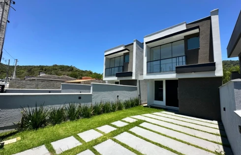 Sobrado geminado em Forquilhas, São José