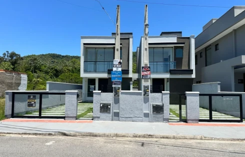 Sobrado geminado em Forquilhas, São José